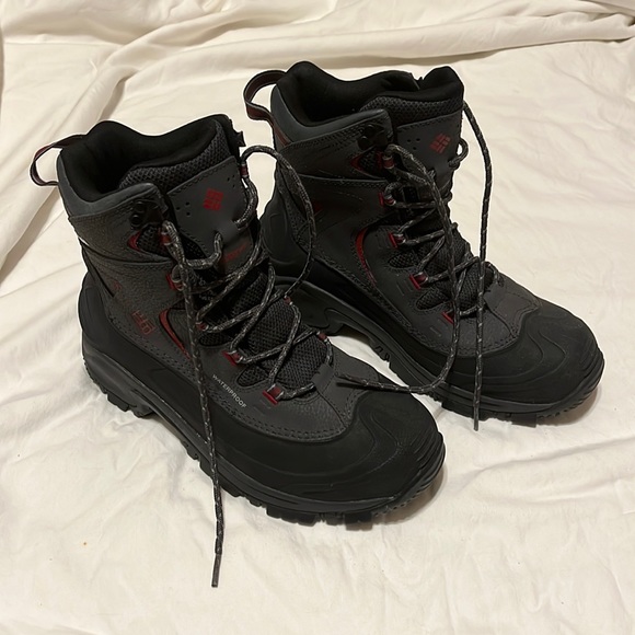 Men’s hiking boots. - Picture 2 of 14